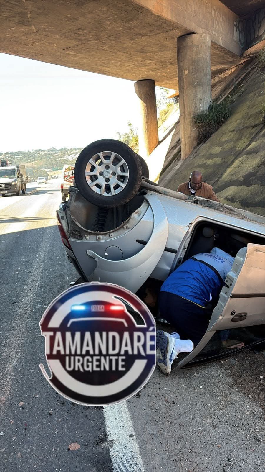 CAPOTAMENTO DEIXA UMA PESSOA FERIDA NO CONTORNO NORTE, EM ALMIRANTE TAMANDARÉ