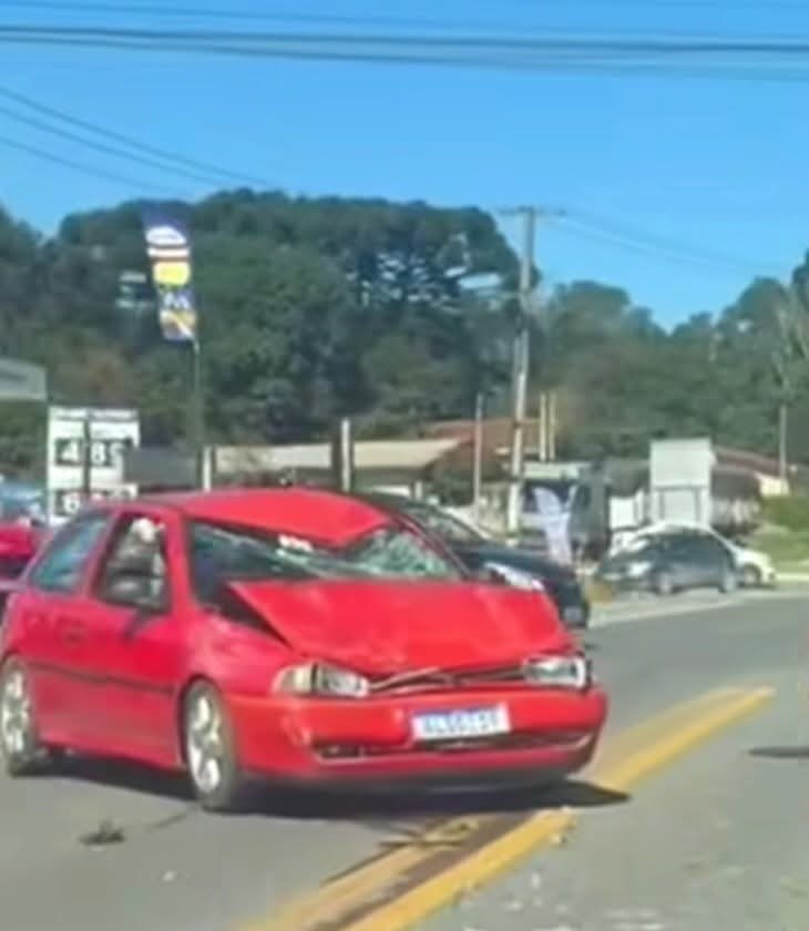 ACIDENTE ENVOLVENDO CARRO E MOTO DEIXA TRÂNSITO LENTO NA ESTRADA DA RIBEIRA EM COLOMBO.