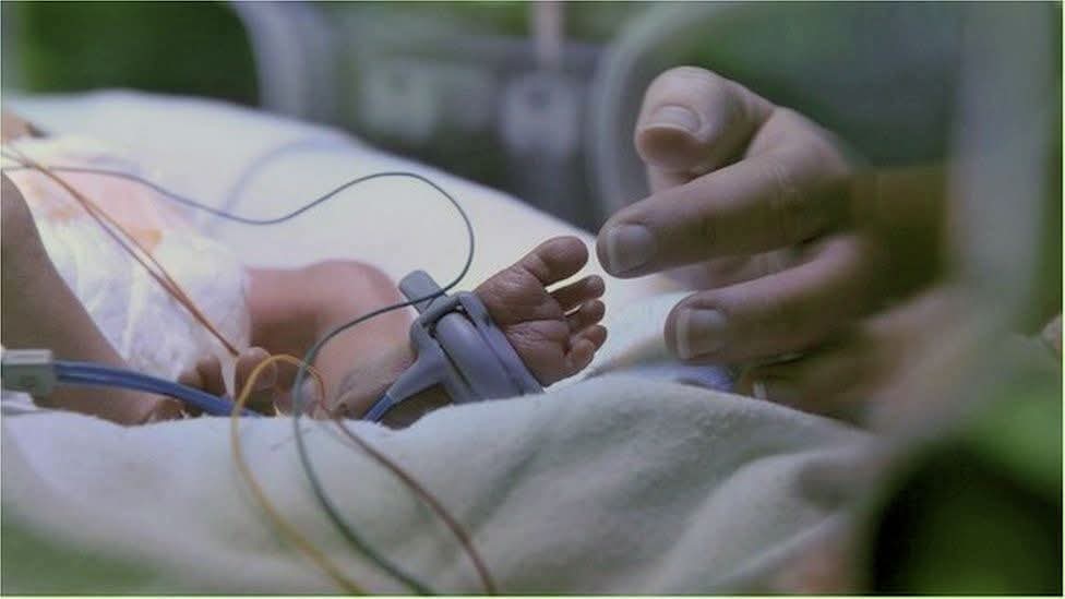 BEBÊ DE 45 DIAS É INTERNADA POR INTOXICAÇÃO POR COCAÍNA.