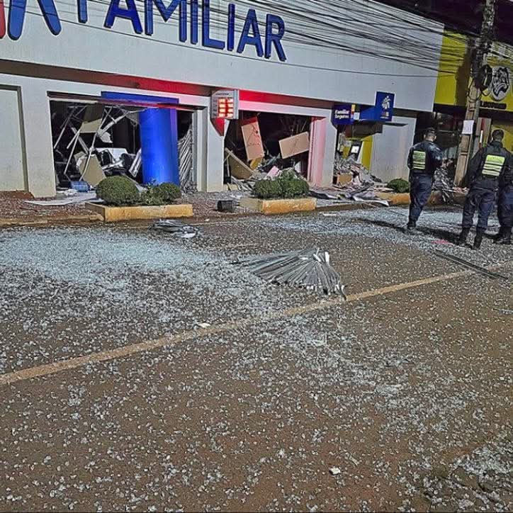 CRIMINOSOS EXPLODEM BANCOS, ENFRENTAM POLÍCIA E ESPALHAM TERROR EM CIDADE DO PARAGUAI.