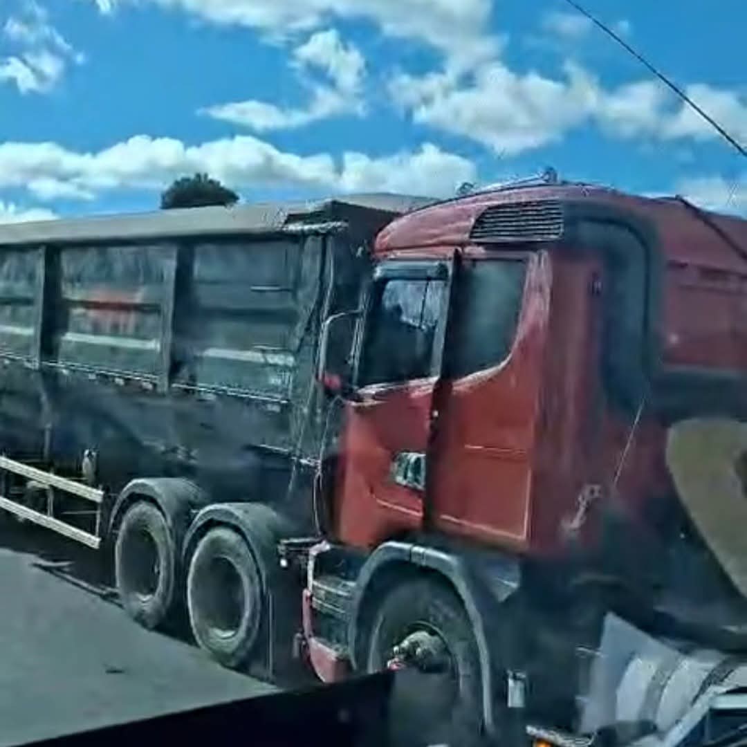 COLISÃO TRASEIRA ENVOLVENDO CAMINHÕES TRAVA O TRÂNSITO NO CONTORNO SUL.