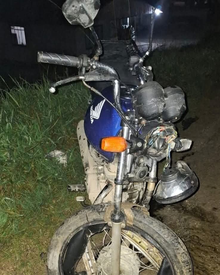 COLISÃO FRONTAL NA PR-417 DEIXA MOTOCICLISTA FERIDO EM COLOMBO E MOTORISTA SEM CNH É CONDUZIDO À DELEGACIA.
