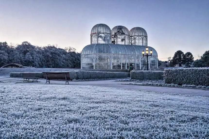 FRIO INTENSO ATINGE CURITIBA E PARANÁ REGISTRA A MENOR TEMPERATURA DO ANO COM -2,4°C.