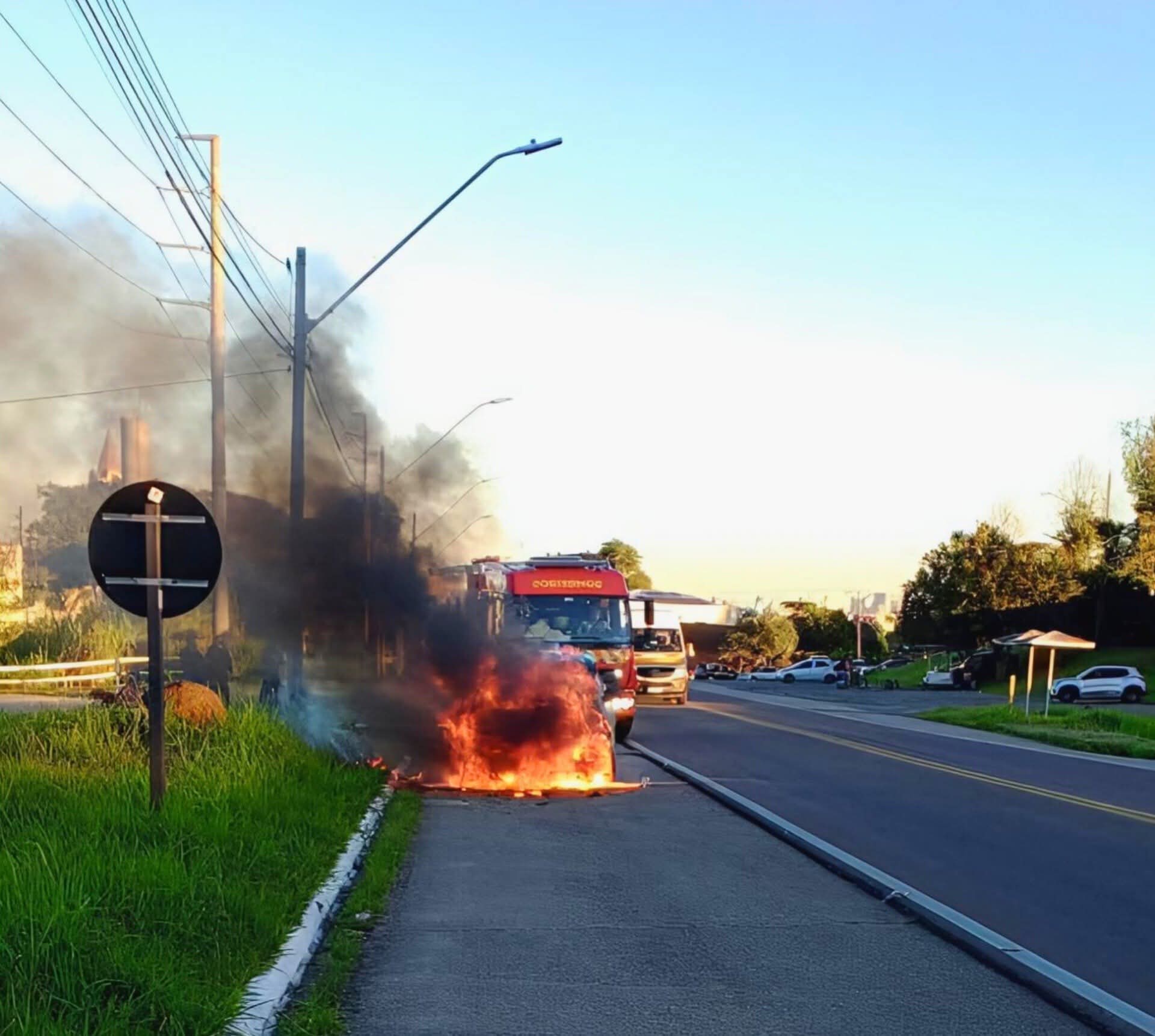 VEÍCULO PEGA FOGO NA RODOVIA DOS MINÉRIOS.
