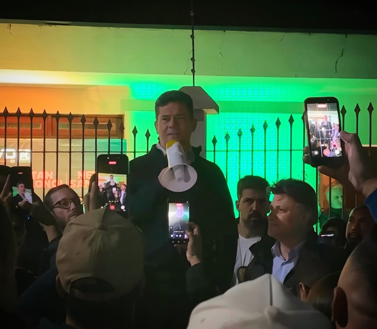 COM MEGAFONE NA MÃO E EM CIMA DE UMA CADEIRA, O SENADOR SERGIO MORO DISCURSOU EM RIO BRANCO DO SUL.