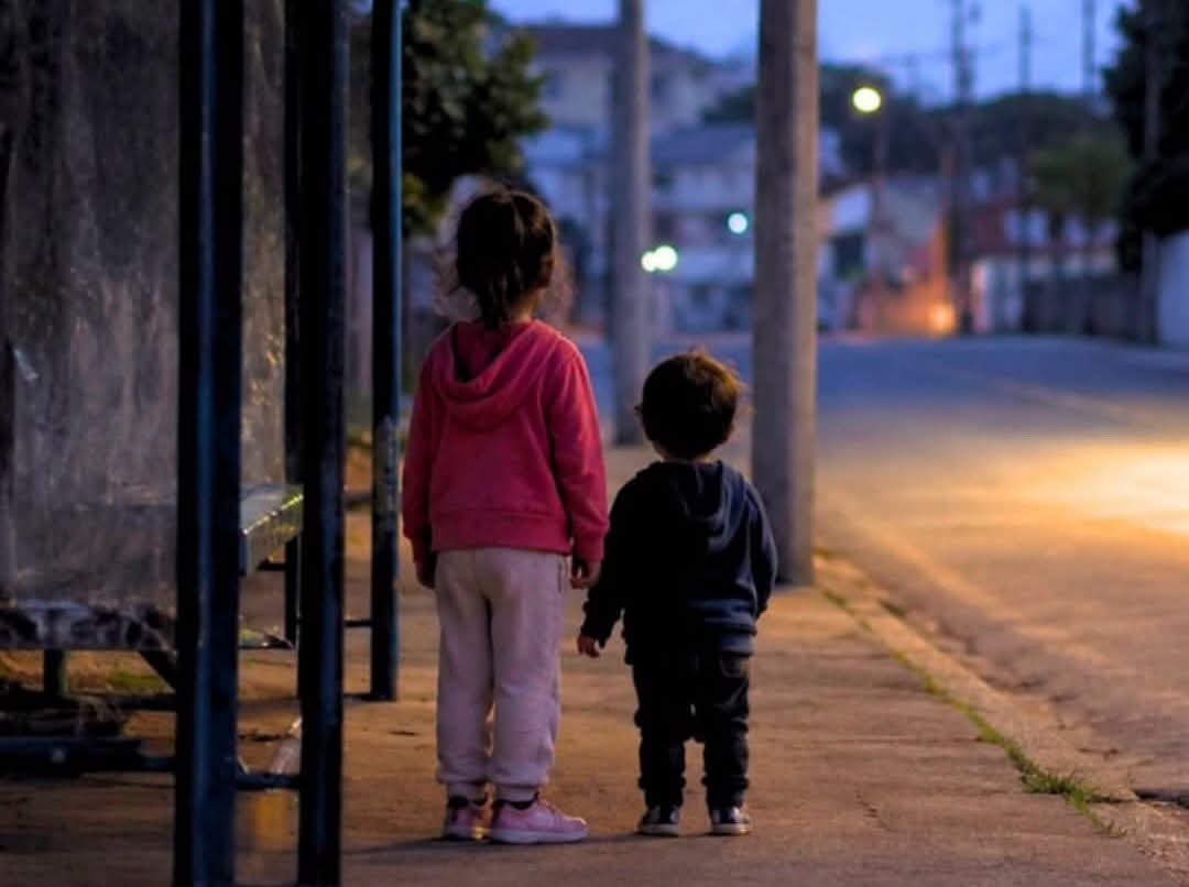 MÃE É PRESA EM SC APÓS ESQUECER FILHOS DE 2 E 5 ANOS EM PONTO DE ÔNIBUS PELA QUARTA VEZ.