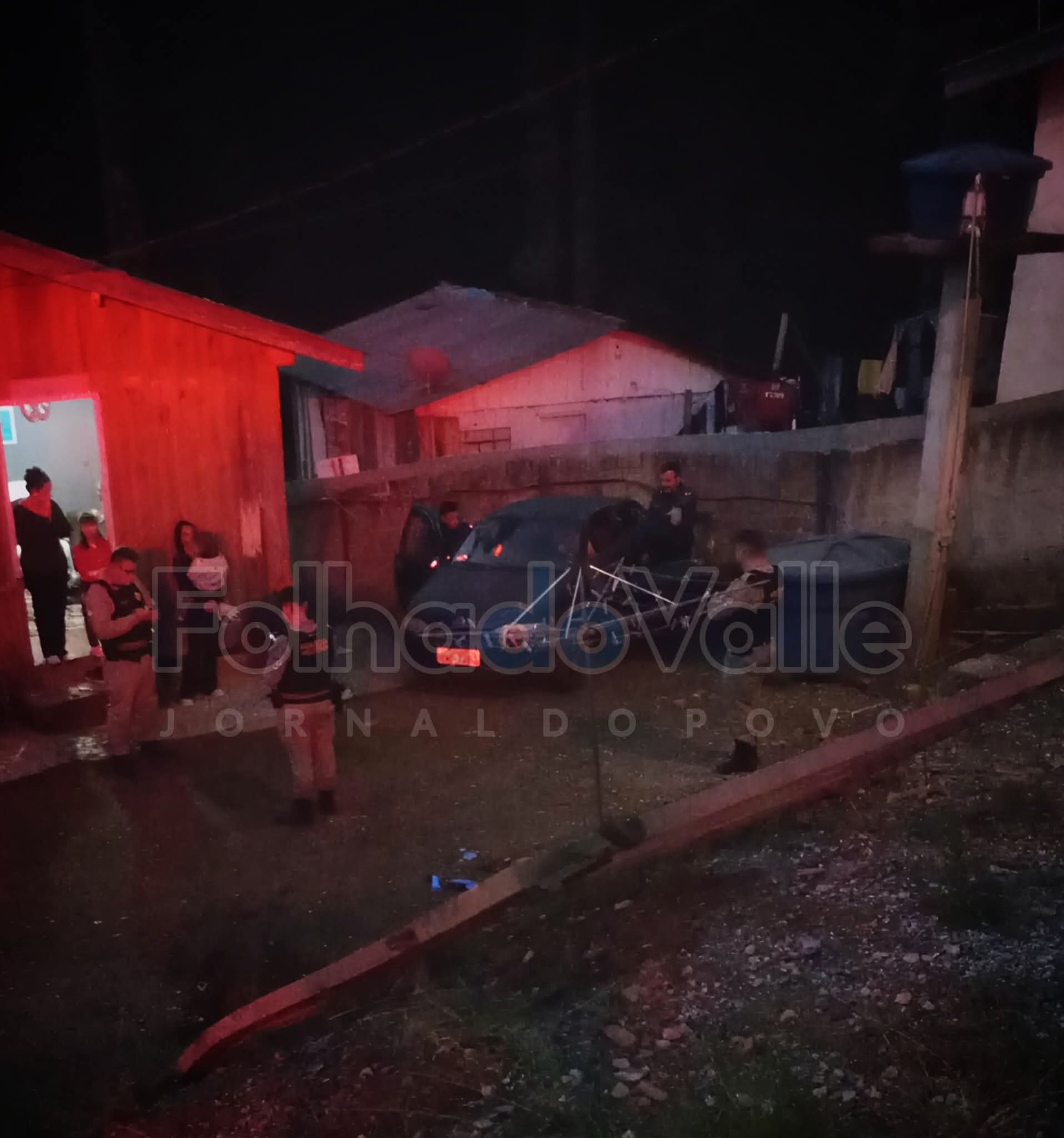 CARRO DESCONTROLADO VOLTA DE RÉ E INVADE RESIDÊNCIA EM RIO BRANCO DO SUL.