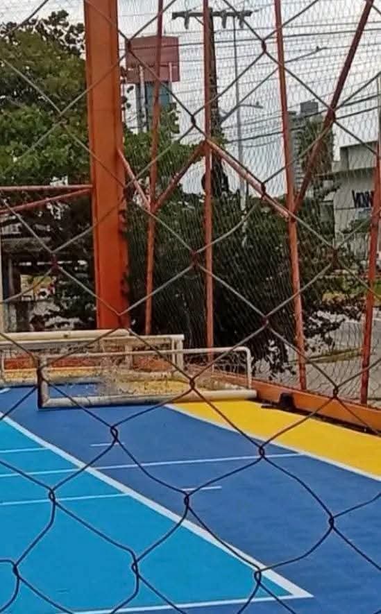 CRIANÇA FICA GRAVEMENTE FERIDA APÓS TRAVE DE FERRO CAIR EM QUADRA PÚBLICA EM ITAJAÍ.