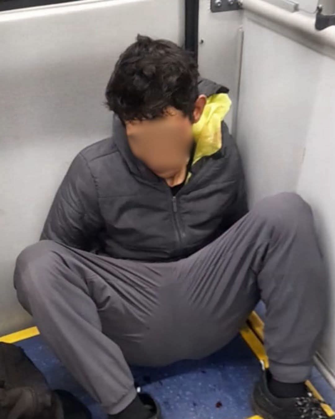 HOMEM É PRESO EM CURITIBA APÓS ESFAQUEAR DOIS JOVENS DENTRO DE ÔNIBUS NO BAIRRO PORTÃO.
