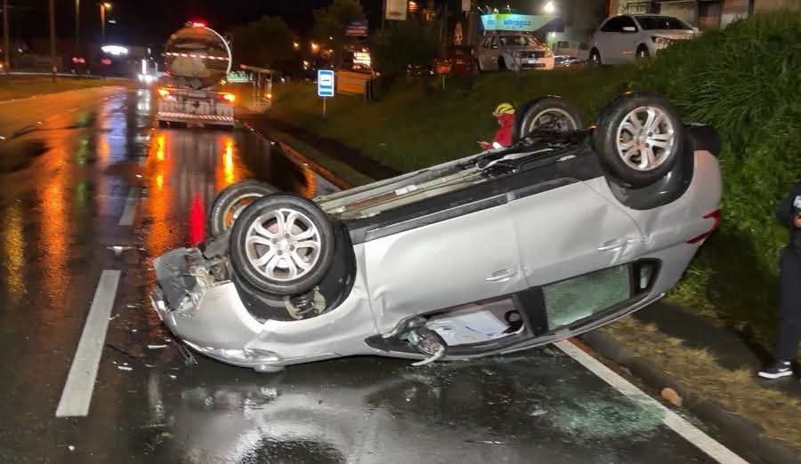 MOTORISTA BATE CARRO NA TRASEIRA DE CAMINHÃO SOB FORTE CHUVA, É ARRASTADO ATÉ BARRANCO E CAPOTA EM COLOMBO