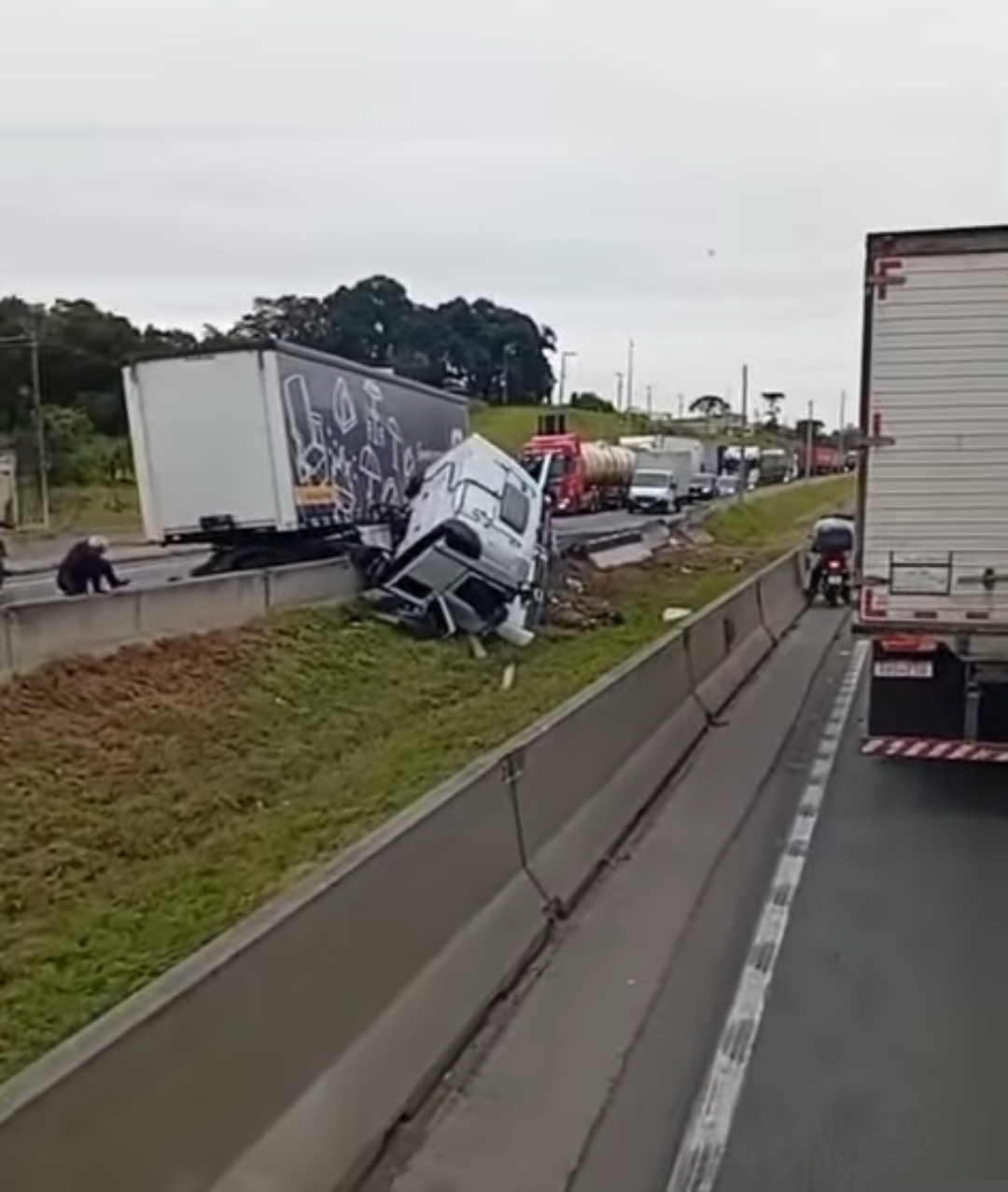 CAMINHÃO BATE CONTRA GUARD-RAIL E CAUSA LENTIDÃO NO CONTORNO LESTE