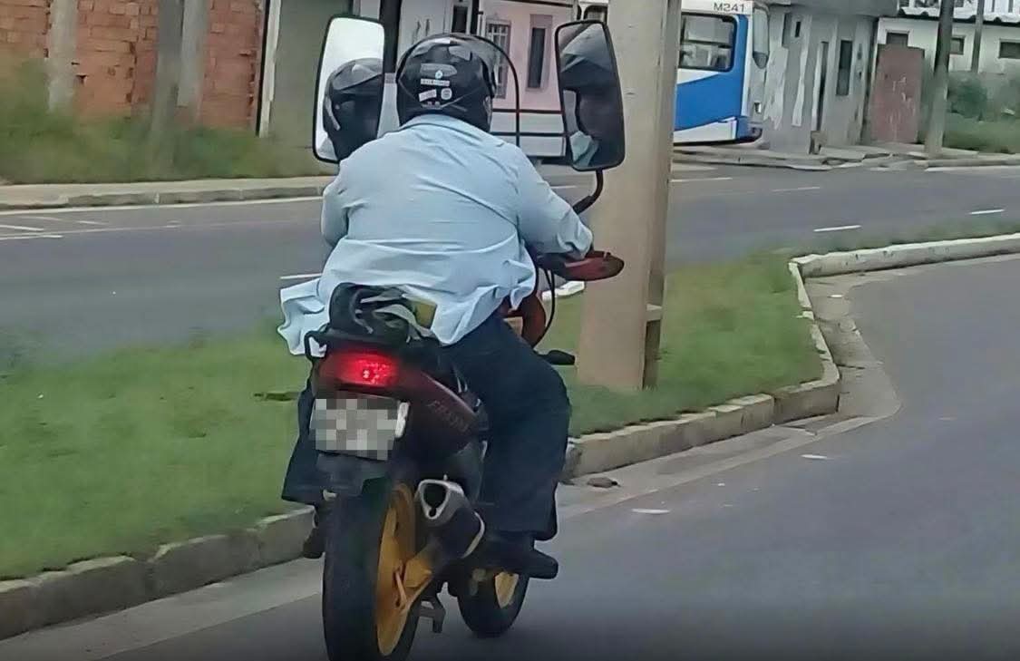 RETROVISORES GIGANTES EM MOTO VIRALIZAM E DIVERTEM INTERNAUTAS NAS REDES SOCIAIS.