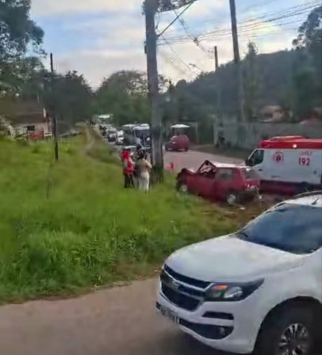 MOTORISTA FICA GRAVEMENTE FERIDO APÓS CARRO COLIDIR CONTRA POSTE EM CURITIBA.