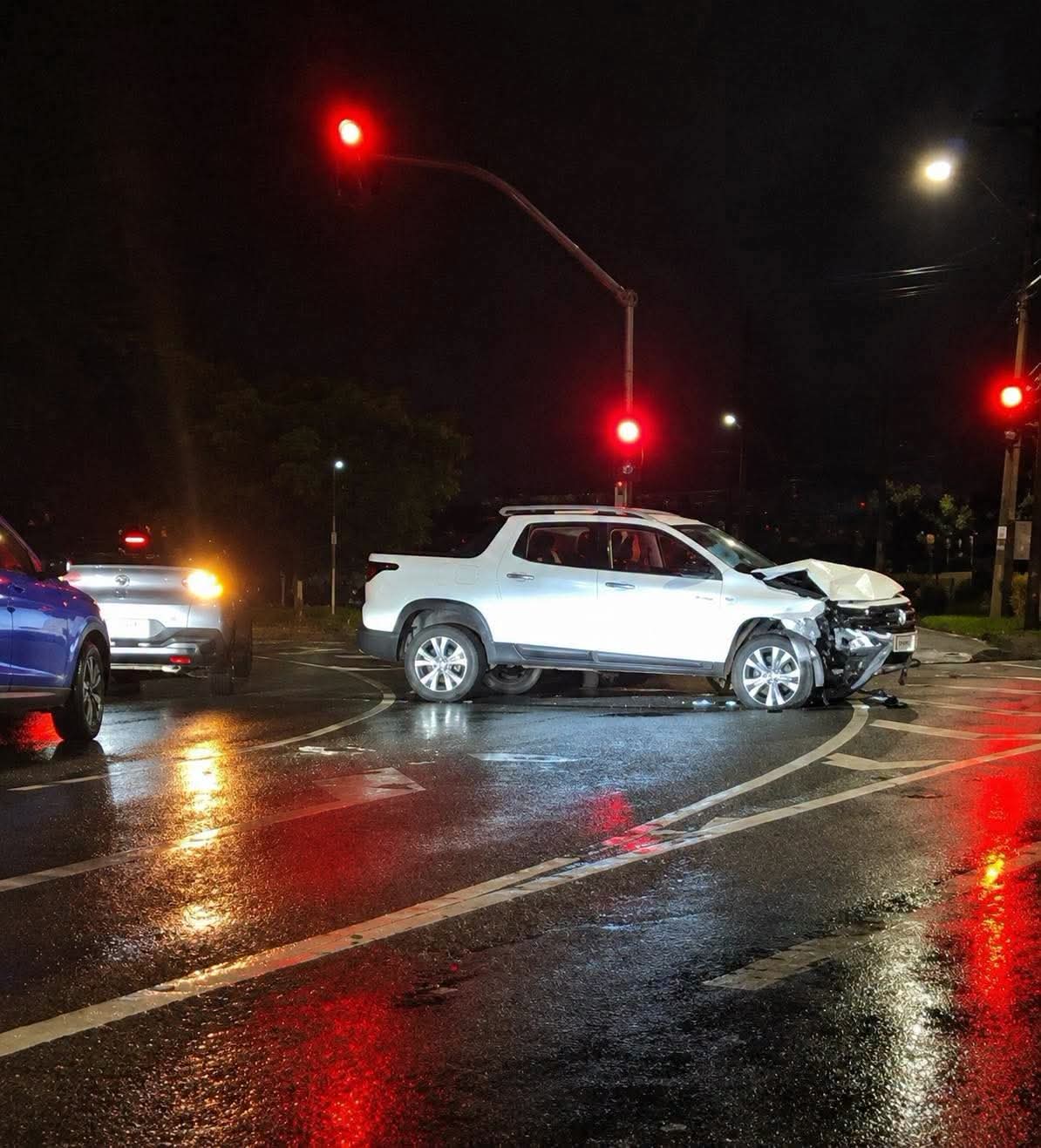 ACIDENTE EM CURITIBA ASSUSTA MOTORISTAS APÓS VEÍCULO EM ALTA VELOCIDADE FURAR SINAL VERMELHO.