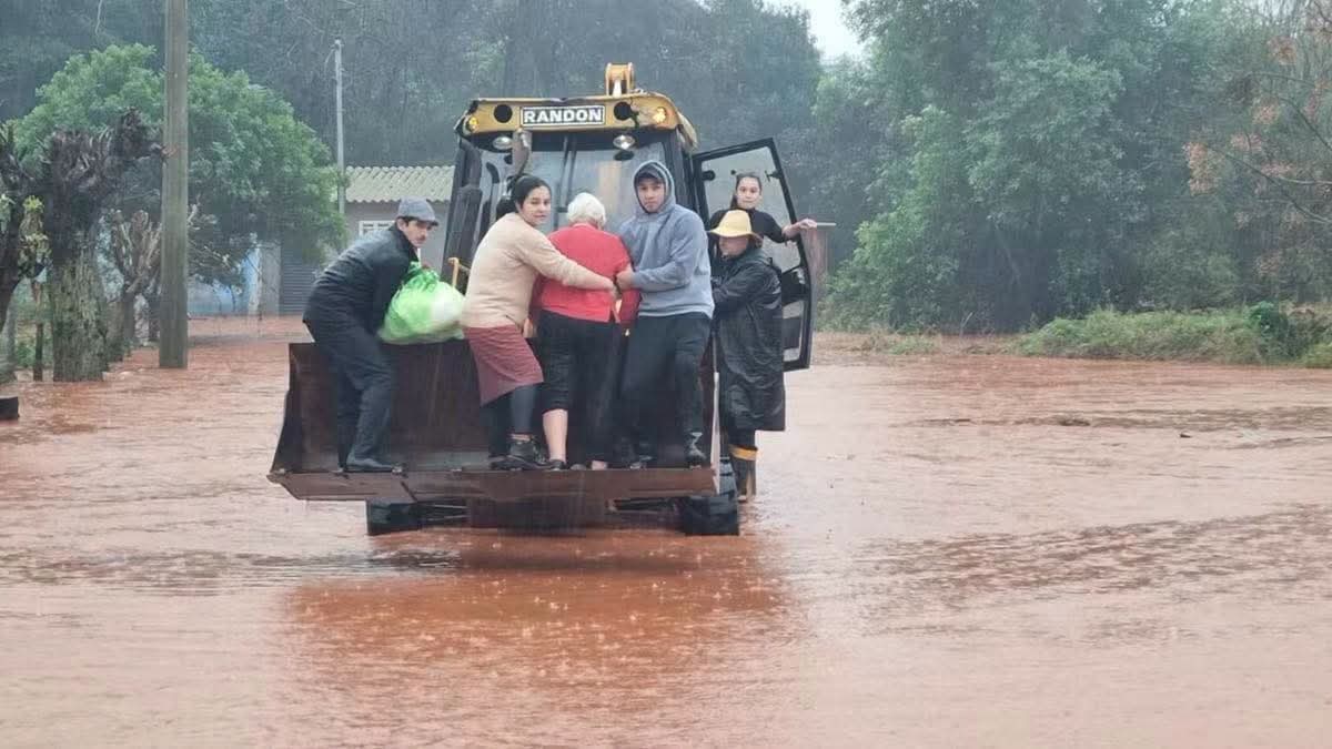 CHUVAS INTENSAS PROVOCAM ALAGAMENTOS E DEIXAM FAMÍLIAS DESALOJADAS NO RIO GRANDE DO SUL.