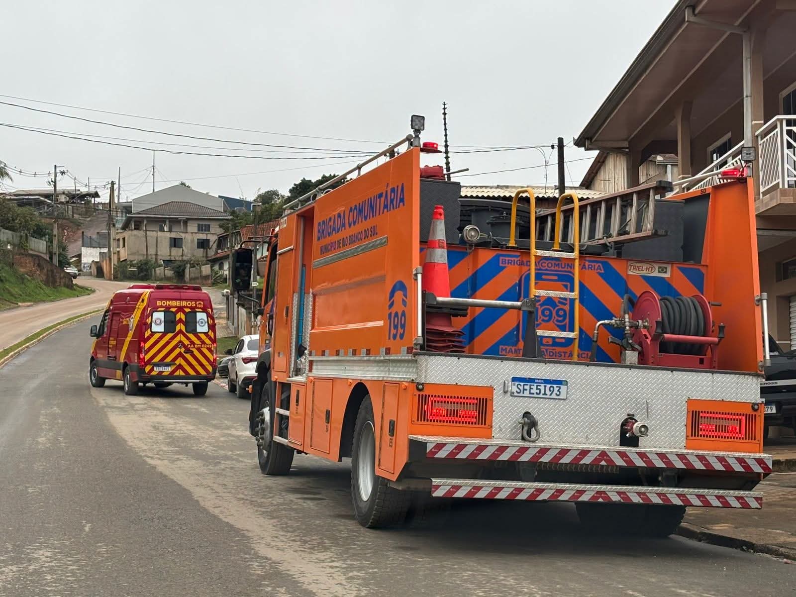 BOMBEIROS SOCORREM IDOSA APÓS QUEDA EM RIO BRANCO DO SUL.
