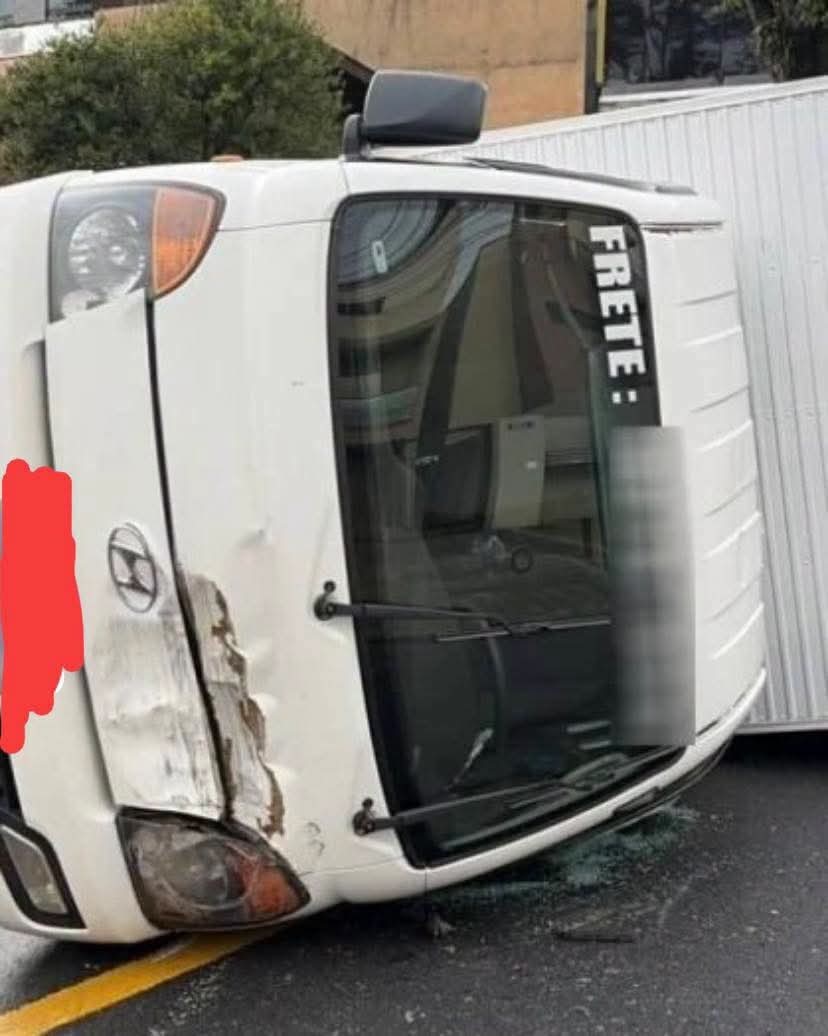 CAMINHÃO TOMBA NO BAIRRO BOA VISTA APÓS CARRO FURAR A PREFERENCIAL EM CURITIBA.