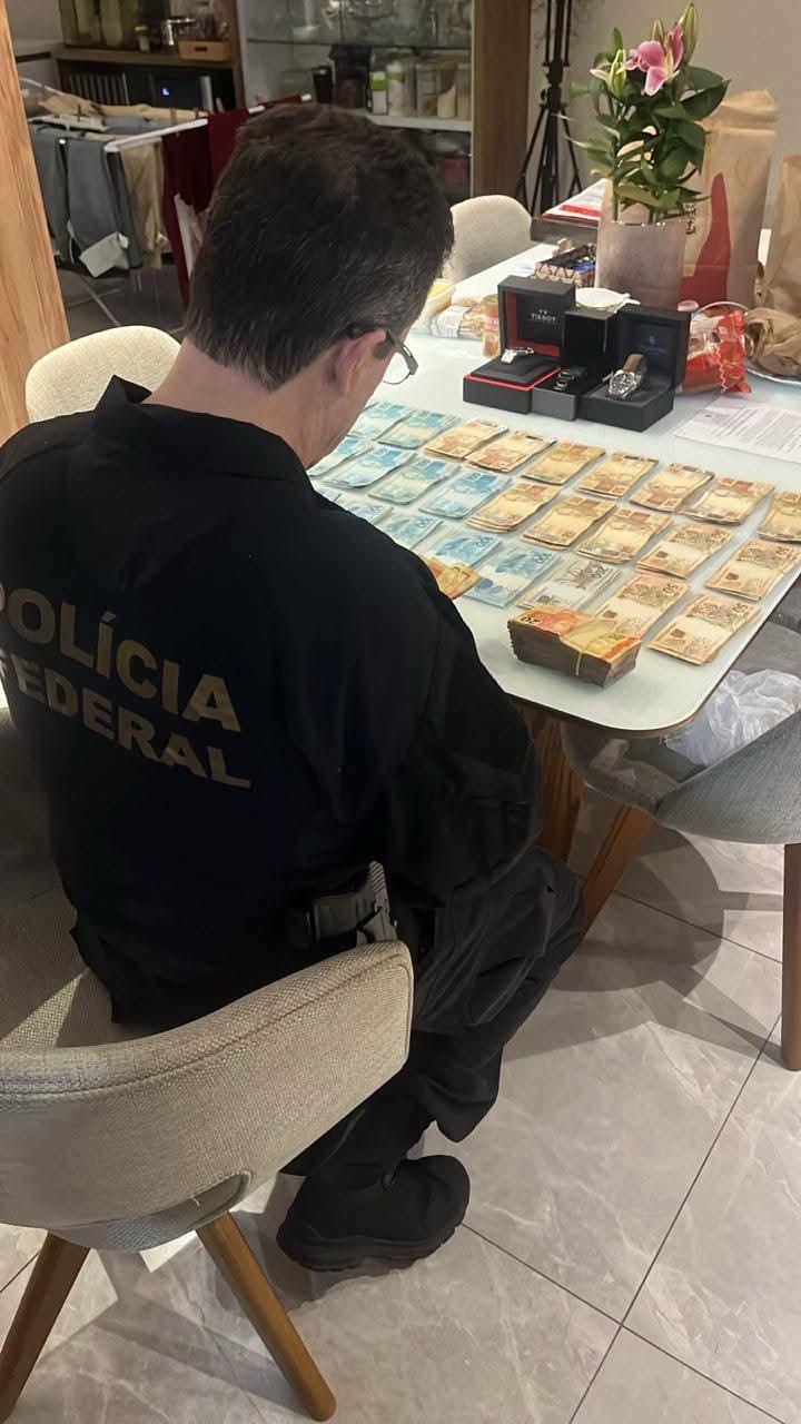 VEREADOR DE FAZENDA RIO GRANDE É ALVO DE INVESTIGAÇÃO DA POLÍCIA FEDERAL POR SUSPEITA DE CONTRABANDO DE CIGARROS E LAVA…