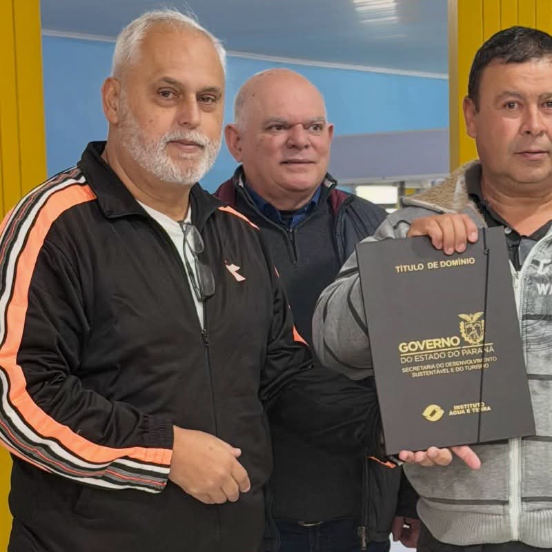 CERRO AZUL AVANÇA NA GARANTIA DO DIREITO À MORADIA COM ENTREGA DE MATRÍCULAS DE IMÓVEIS.