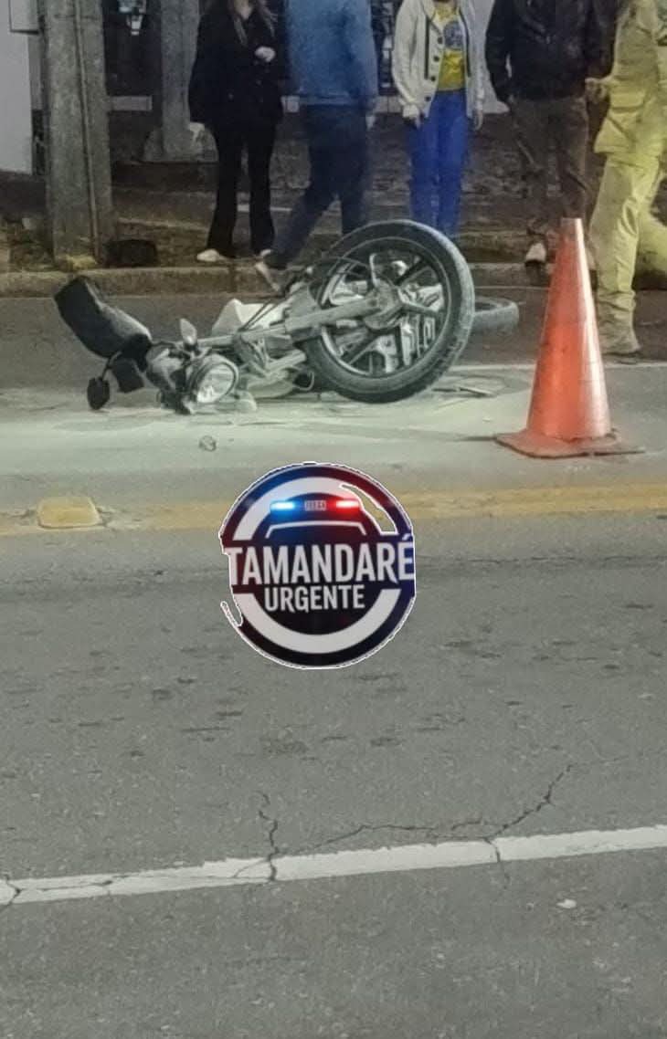 MOTORISTA FOGE APÓS PROVOCAR ACIDENTE; MOTOCICLETA PEGA FOGO NO BAIRRO SÃO BRAZ, EM CURITIBA