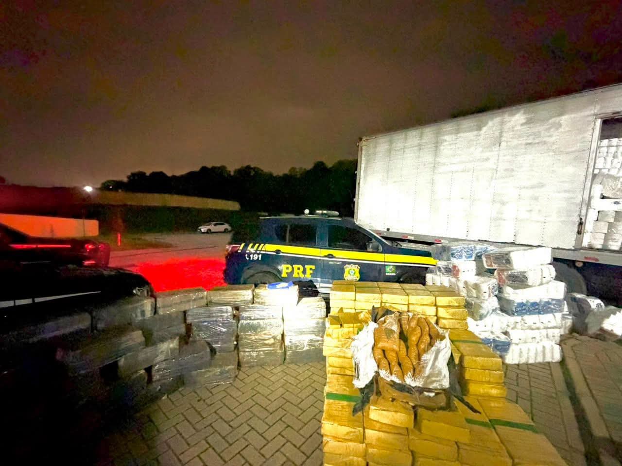 PRF LOCALIZA MAIS DE DUAS TONELADAS DE MACONHA ESCONDIDAS EM CARGA DE PAPEL EM ARAUCÁRIA (PR)