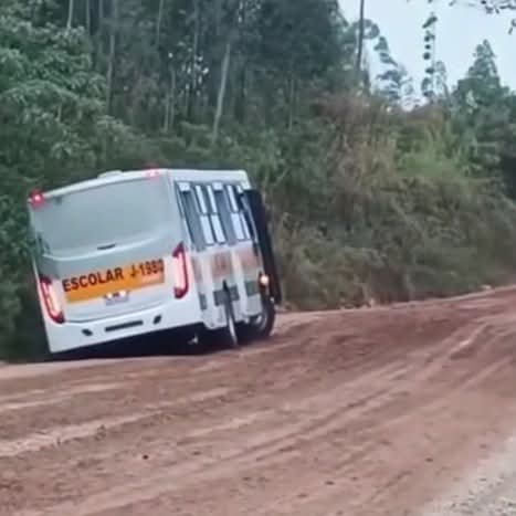 ÔNIBUS ESCOLAR FICA PRESO EM BURACO NO MUNICÍPIO DE CAMPO MAGRO.