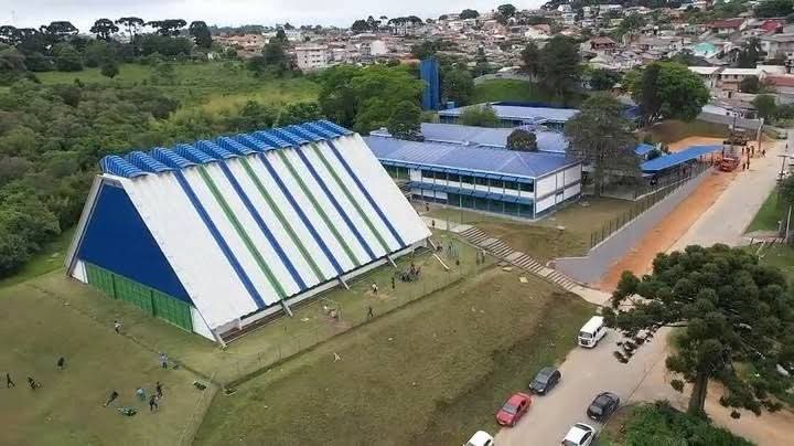 SUSPEITO INVADE ESCOLA EM ALMIRANTE TAMANDARÉ PARA TENTAR FUGIR MAS É PRESO.