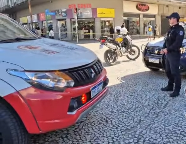 TIROTEIO NO CENTRO DE CURITIBA DEIXA TRÊS BALEADOS E MOBILIZA GRANDE OPERAÇÃO POLICIAL