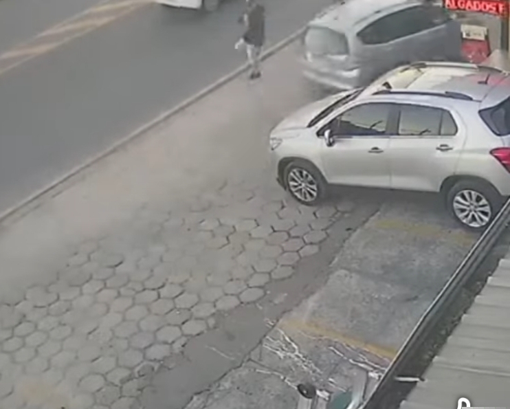 CÂMERA REGISTRA CARRO INVADINDO CALÇADA E MATANDO IDOSO EM CURITIBA