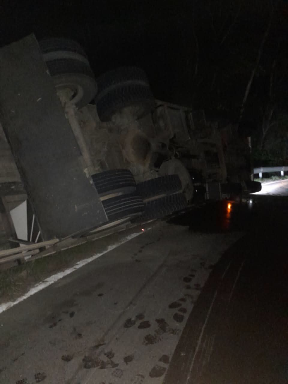 CAMINHÃO TOMBA NA PR-092 ENTRE RIO BRANCO DO SUL E CERRO AZUL