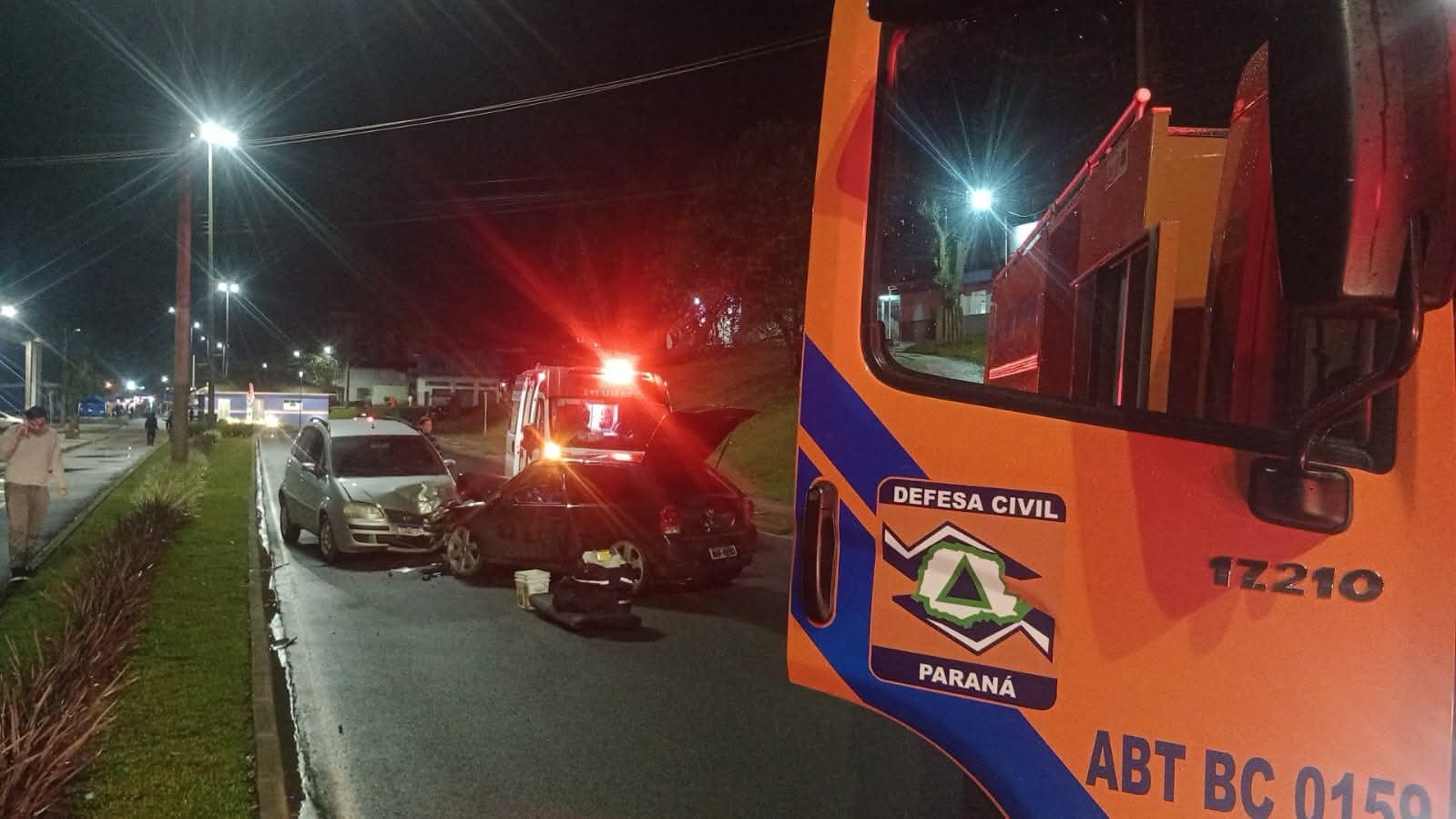 COLISÃO ENTRE DOIS CARROS MOBILIZA EQUIPES DE SOCORRO EM RIO BRANCO DO SUL.