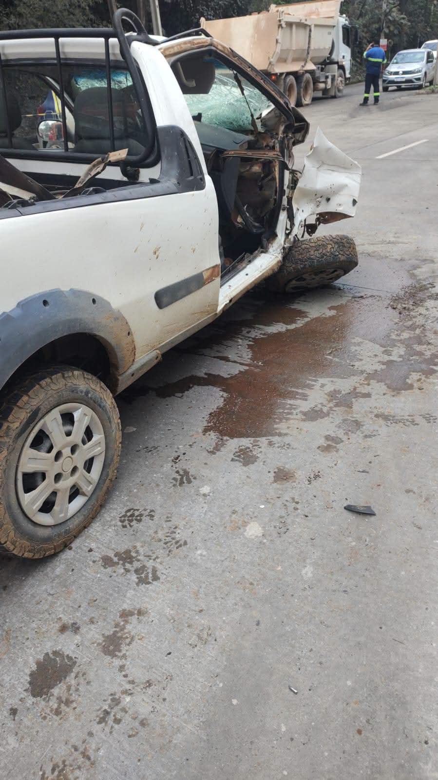MOTORISTA DE CAMINHONETE FICA GRAVEMENTE FERIDO APÓS BATIDA COM CAMINHÃO EM RIO BRANCO DO SUL
