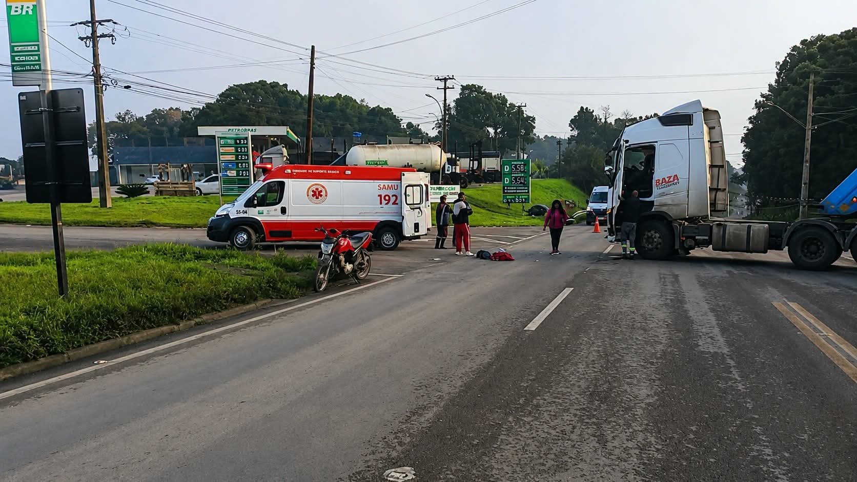 ACIDENTE NO TREVO DE ACESSO AO MUNICÍPIO DE ITAPERUÇU NA RODOVIA DOS MINÉRIOS.
