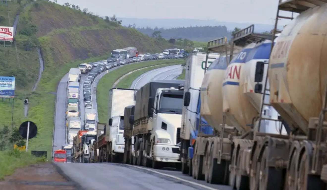 CAMINHONEIROS AMEAÇAM GREVE CASO MP DO FRETE PERCA VALIDADE NO SENADO.