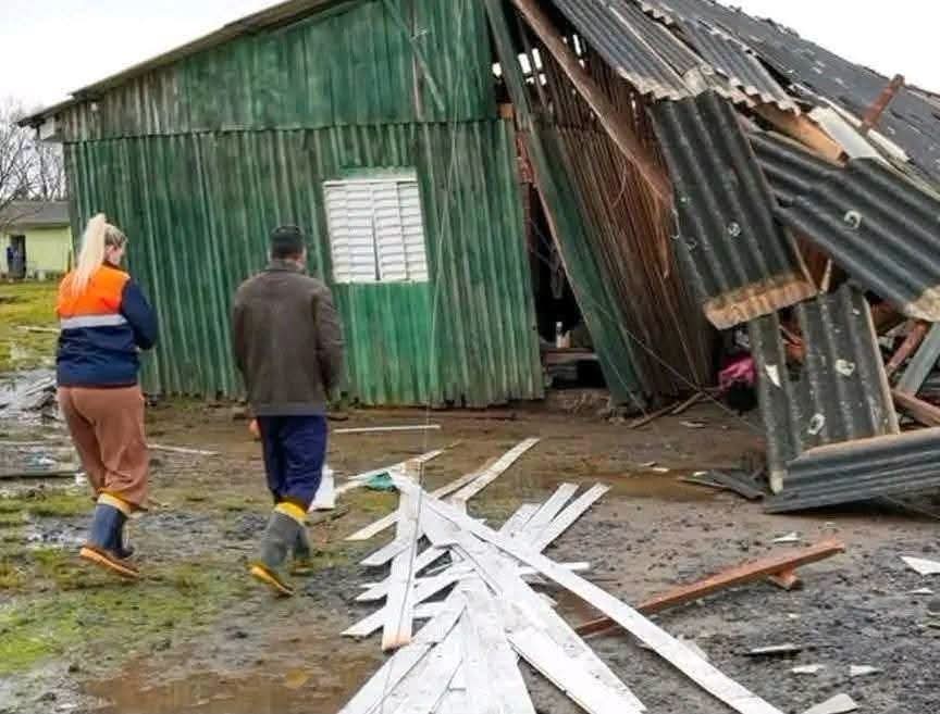 TEMPORAL CAUSA ESTRAGOS E DEIXA CENTENAS DE DESABRIGADOS NO RIO GRANDE DO SUL.