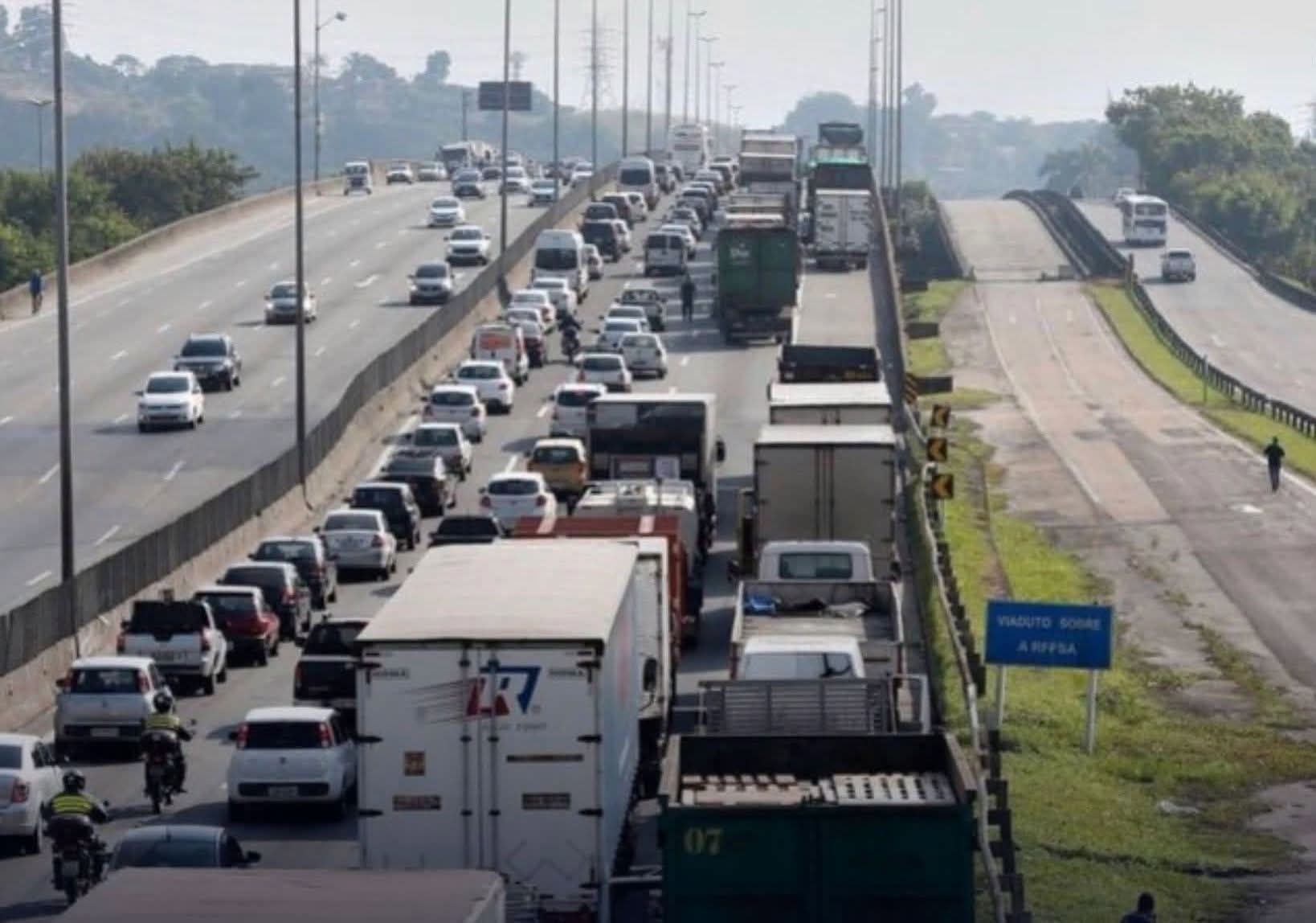 CAMINHONEIROS INICIAM PARALISAÇÃO EM PORTOS E COBRAM VOTAÇÃO DE MEDIDA SOBRE O PISO DO FRETE
