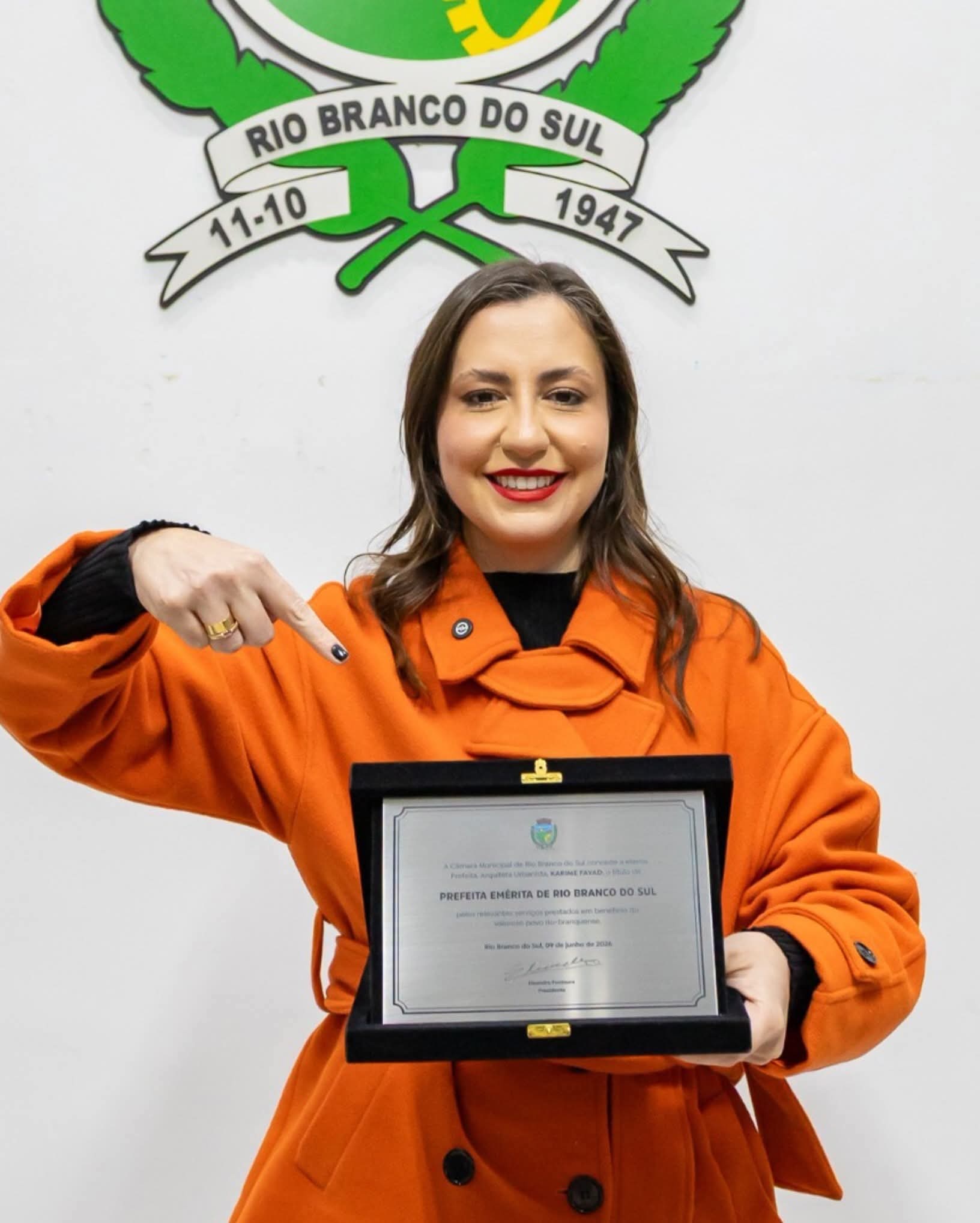 KARIME FAYAD RECEBE TÍTULO DE PREFEITA EMÉRITA EM RIO BRANCO DO SUL.