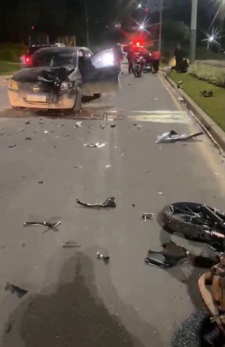 COLISÃO ENTRE CARRO E MOTO DEIXA MOTOCICLISTA FERIDO NO CENTRO DE RIO BRANCO DO SUL
