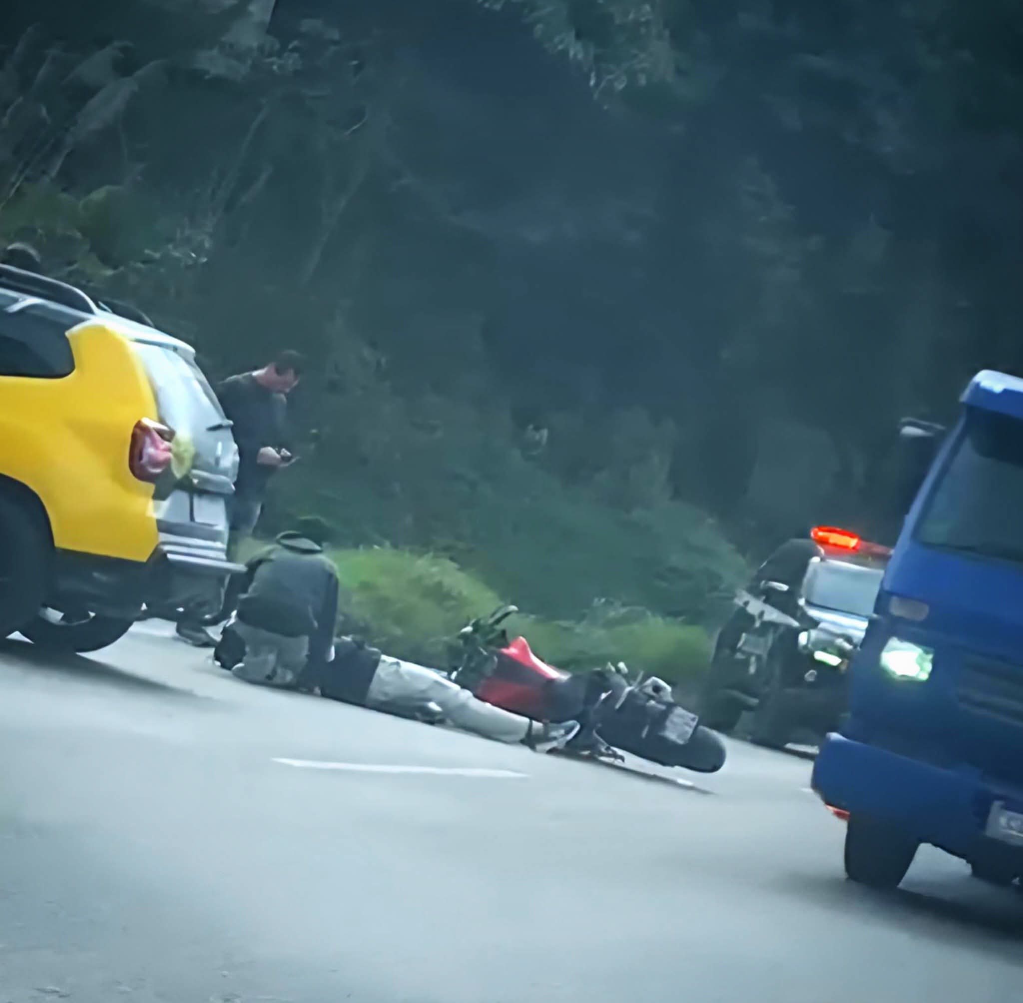 ACIDENTE NA RODOVIA DOS MINÉRIOS ENVOLVENDO UMA MOTOCICLETA E UM CAMINHÃO DE GÁS.