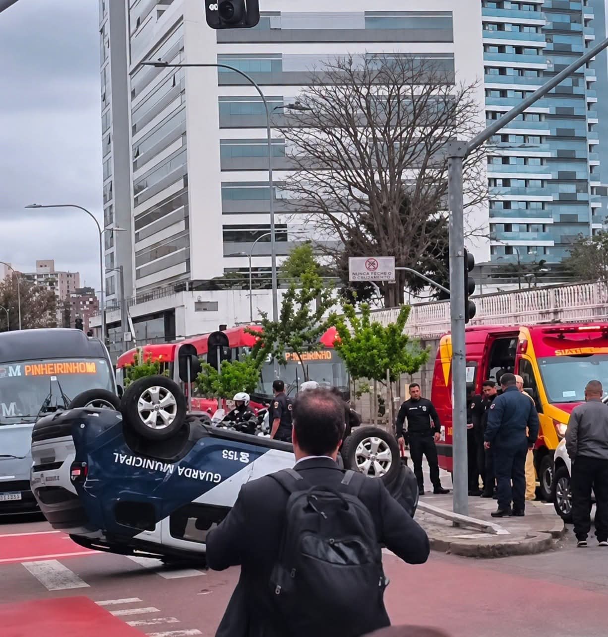 VIATURA DA GUARDA MUNICIPAL CAPOTA APÓS COLISÃO COM ÔNIBUS BIARTICULADO EM CURITIBA.