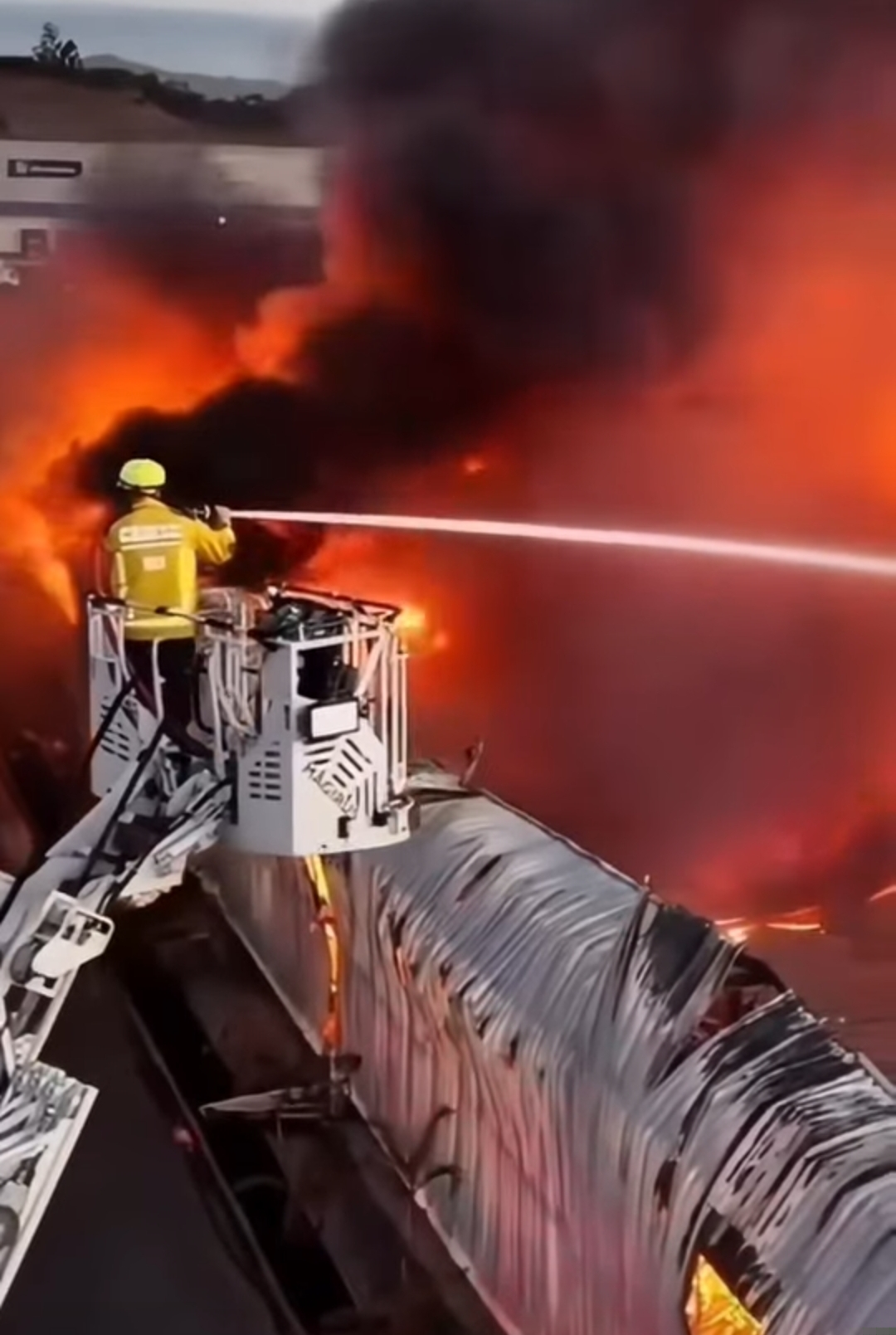 INCÊNDIO DE GRANDES PROPORÇÕES ATINGE FÁBRICA DA AMC TÊXTIL EM ITAJAÍ-SC.