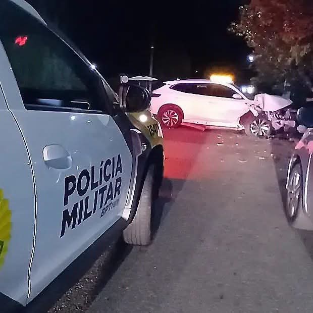 MOTORISTA PERDE O CONTROLE E CARRO FICA DESTRUÍDO APÓS ATINGIR ÁRVORE NA DIVISA ENTRE CURITIBA E ALMIRANTE TAMANDARÉ.