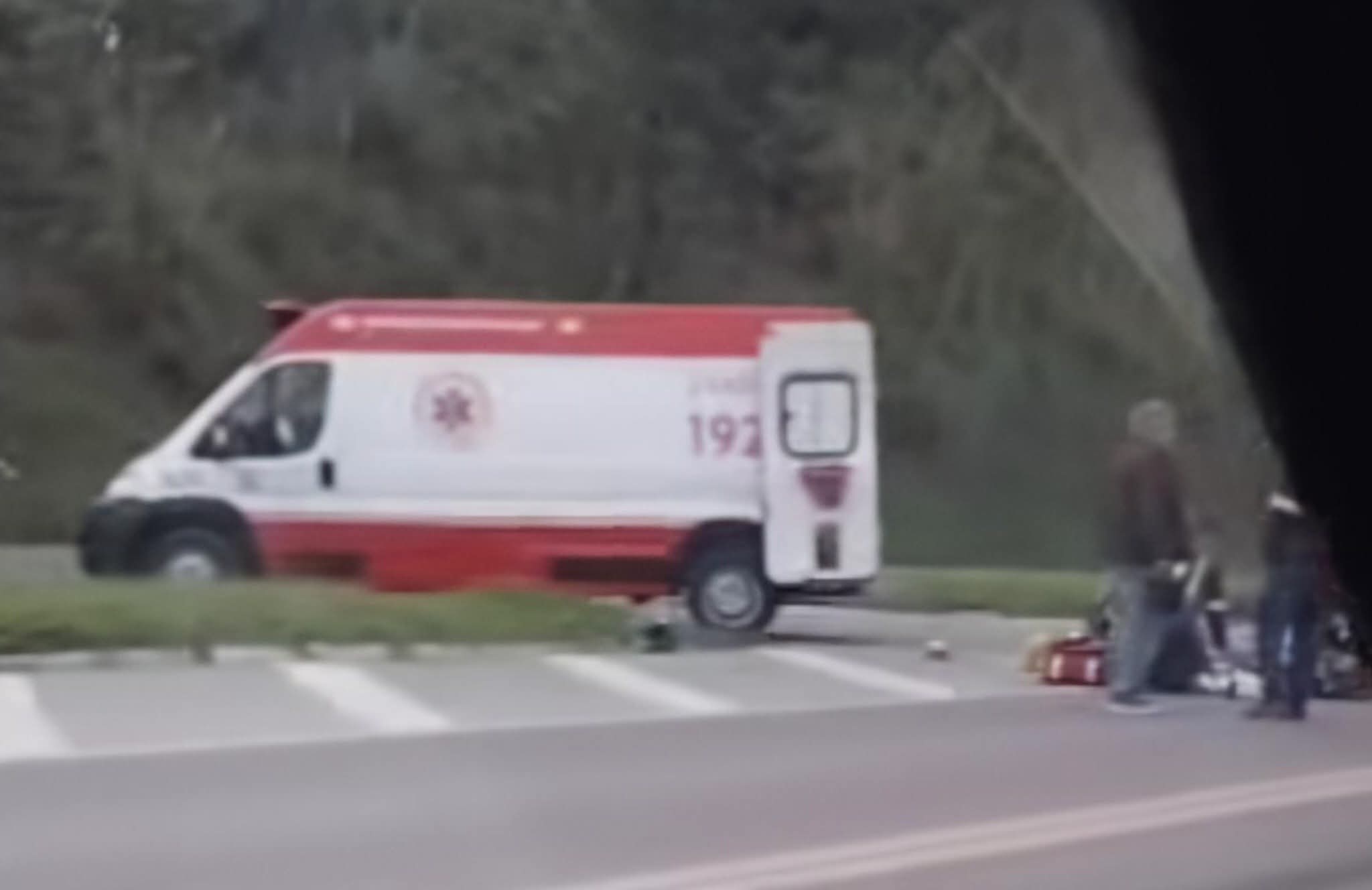 MOTOCICLISTA FICA FERIDO EM ACIDENTE NO TREVO QUE DÁ ACESSO A ITAPERUÇU, NA RODOVIA DOS MINÉRIOS.