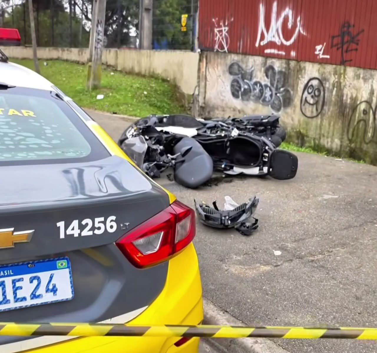 ACIDENTE FATAL ENVOLVE MOTOCICLETA E ÔNIBUS EM CURITIBA.