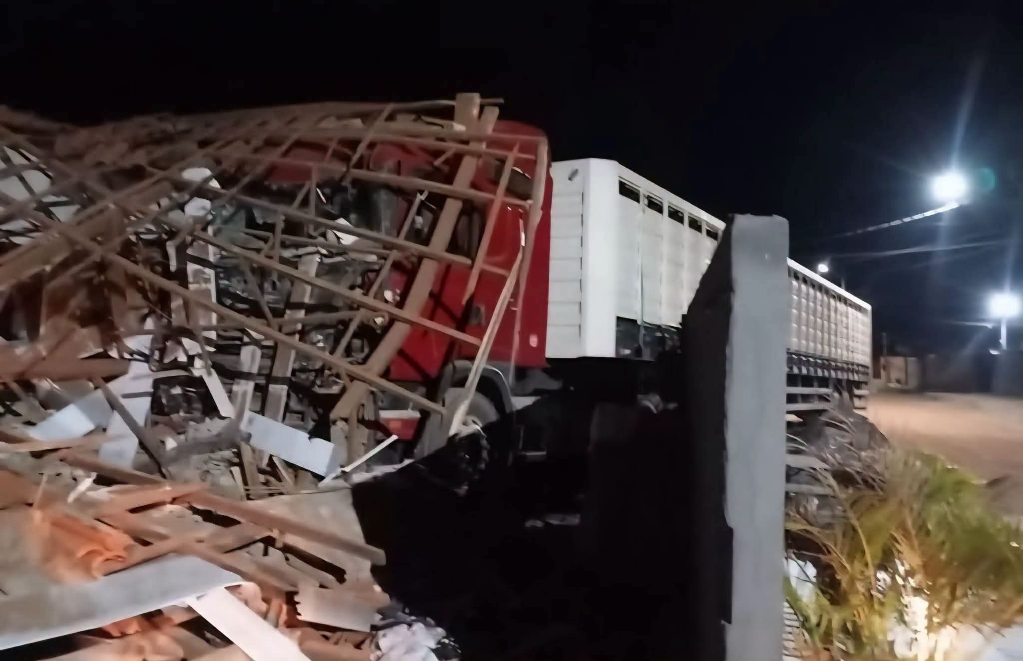 CAMINHONEIRO É PRESO APÓS DESTRUIR CASA DE EX-MULHER COM CAMINHÃO EM MIRASSOL-SP.