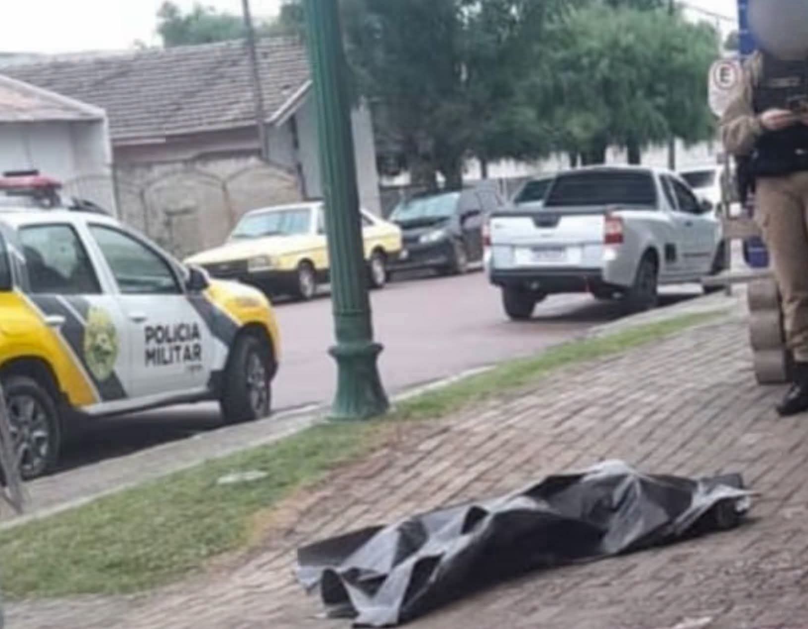 POLICIAL É CONDUZIDO À DELEGACIA APÓS ATIRAR E MATAR CACHORRO EM FRENTE A UPA DE CASTRO.