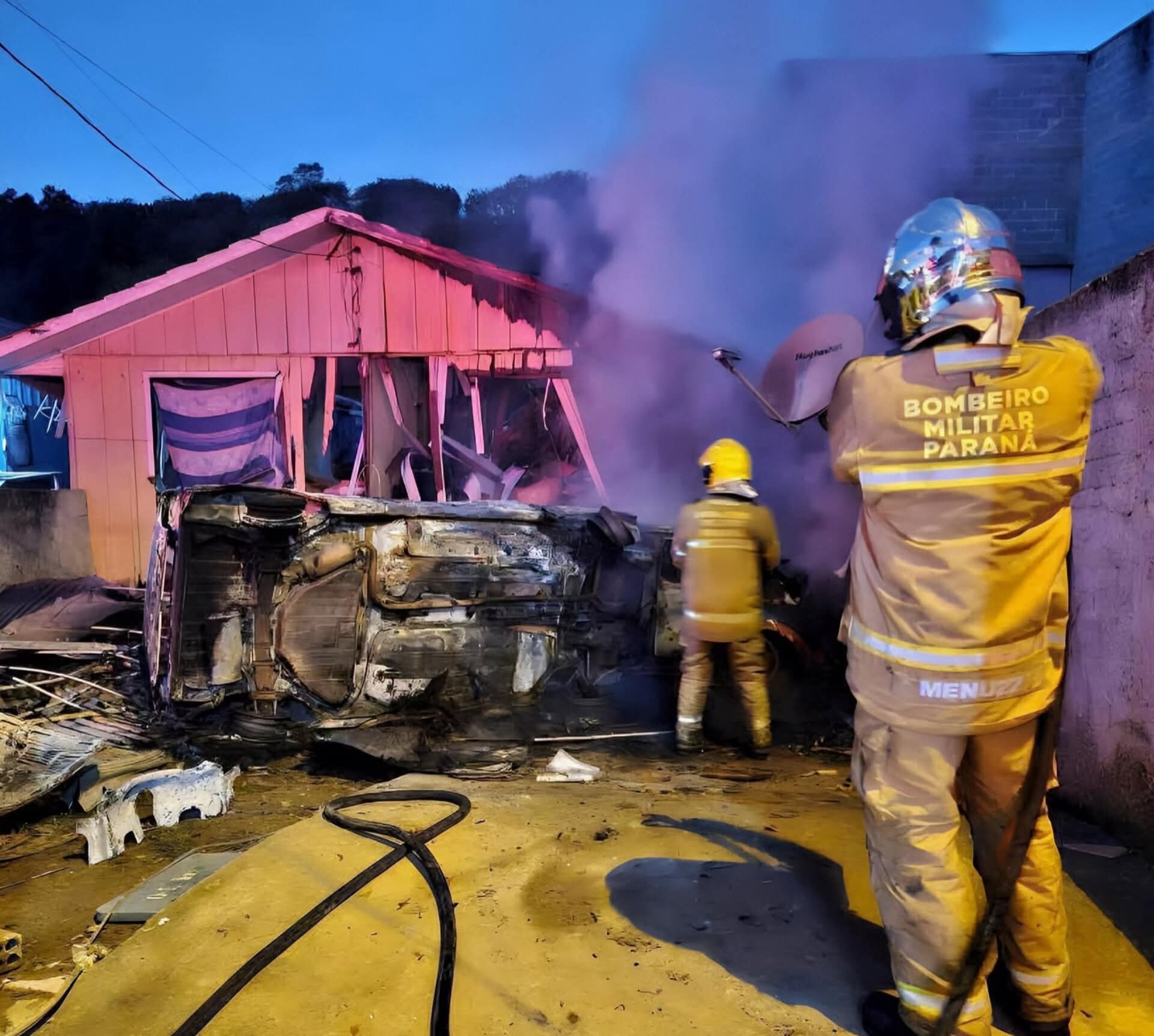 UM CARRO É DESTRUÍDO POR INCÊNDIO E AS CHAMAS ATINGEM RESIDÊNCIA EM CAMPO LARGO.