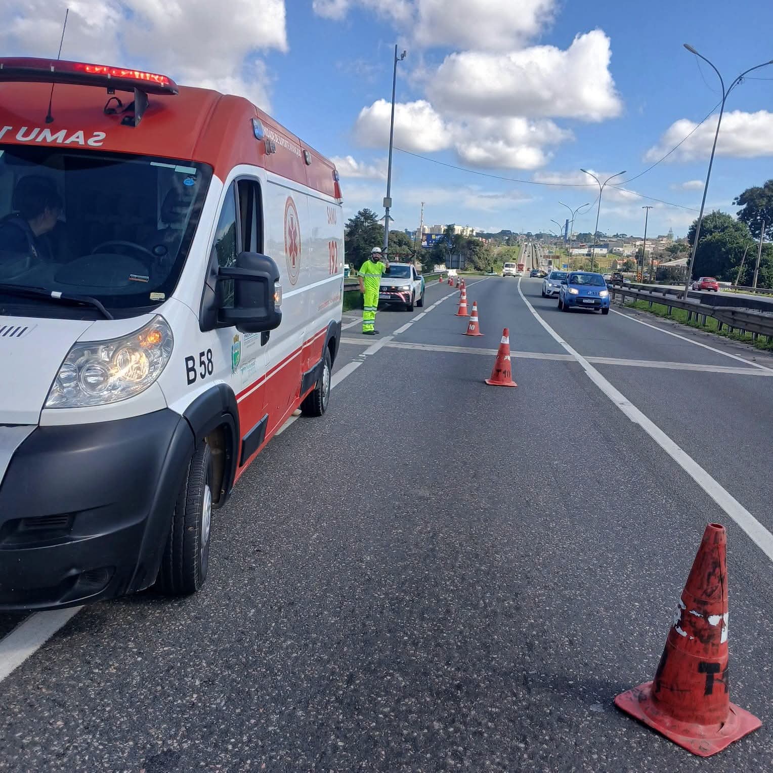 ACIDENTE ENTRE CARRO E MOTO DEIXA MOTOCICLISTA FERIDO NA BR-116 NA ALTURA DA TRINCHEIRA DO ATUBA.