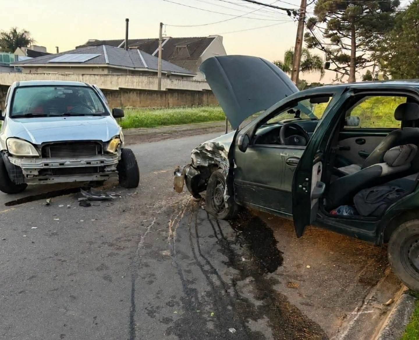 BATIDA FRONTAL DEIXA DOIS MOTORISTAS FERIDOS E INTERDITA RUA NO ABRANCHES EM CURITIBA.