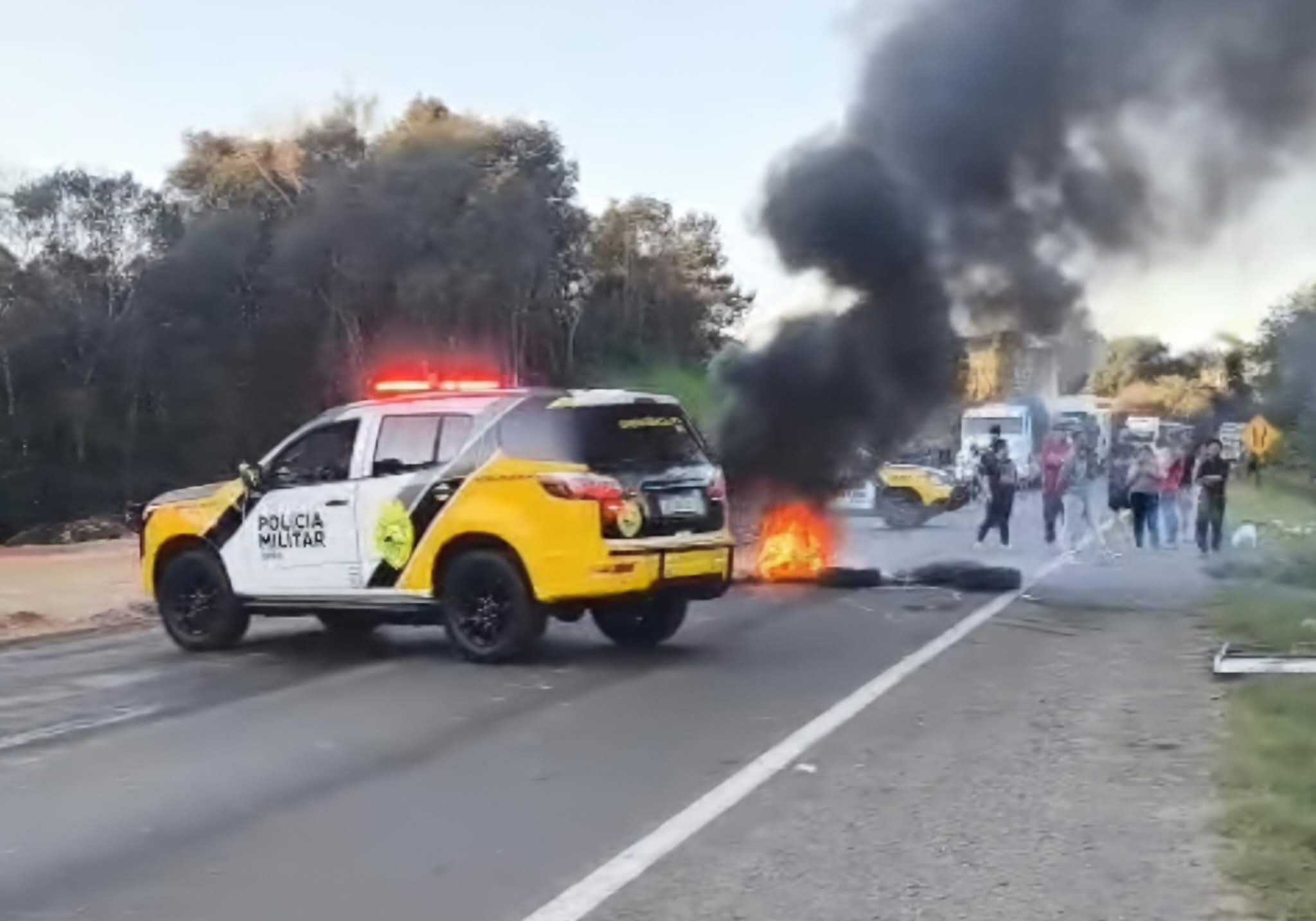 MANIFESTAÇÃO BLOQUEIA O CONTORNO NORTE EM COLOMBO COM PNEUS.